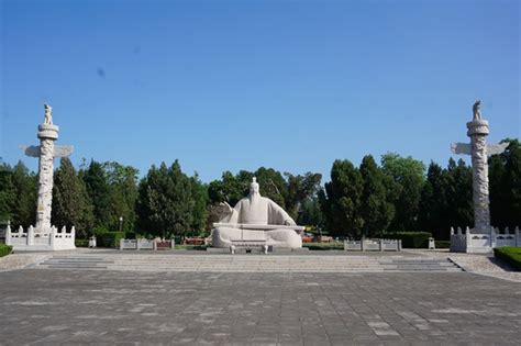 ¡Sumérgete en la Historia y la Belleza en el Templo del Emperador Shun! Antigua arquitectura imperial y un oasis de paz en Kaifeng.