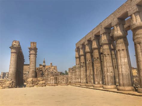 ¡Sumérgete en la Historia con el Templo de Luxor, un Tesoro Arquitectónico en la Ciudad de las Mil Puertas!