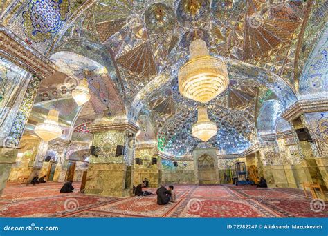 El Santuario de Shah-e Cheragh: ¡Una joya arquitectónica que brilla con miles de espejos!