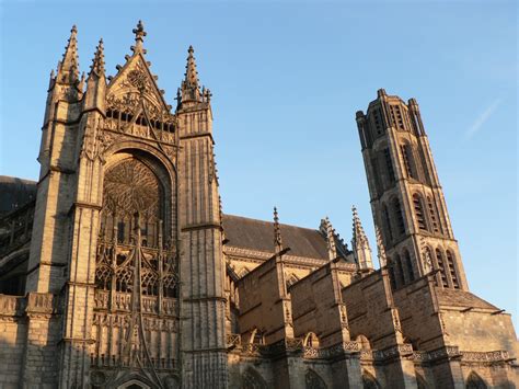 ¡Sumérgete en la historia y el arte con la Catedral de Saint-Étienne! Una joya gótica imponente e inspiradora para los amantes de la arquitectura.