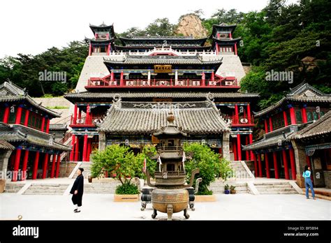 ¡El Templo de Qianshan, un oasis de paz y arquitectura tradicional china en Anshan!